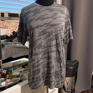 lululemon athletica Gray Patterned Men's Tee